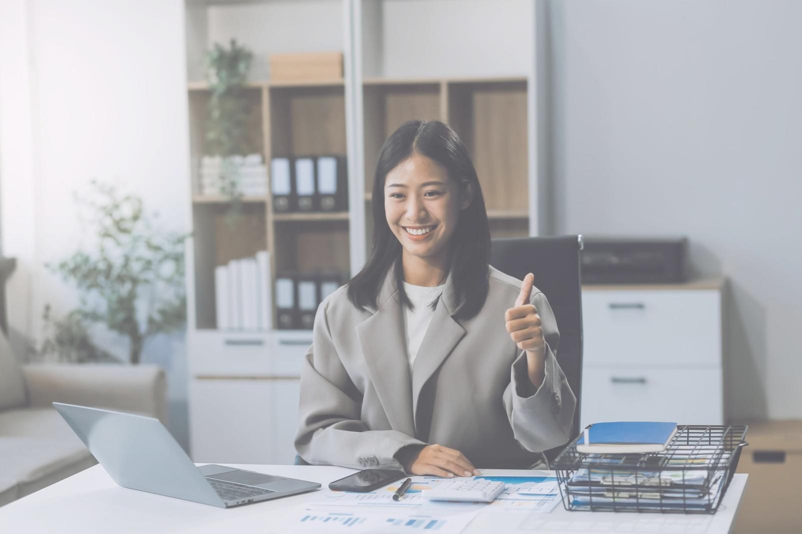 Equipo profesional trabajando en estrategias financieras colaborativas