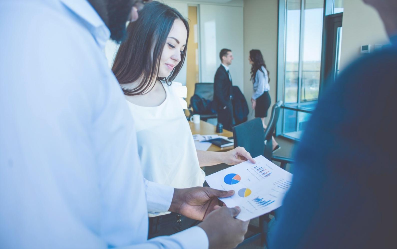 Sesión de consultoría empresarial en oficina moderna