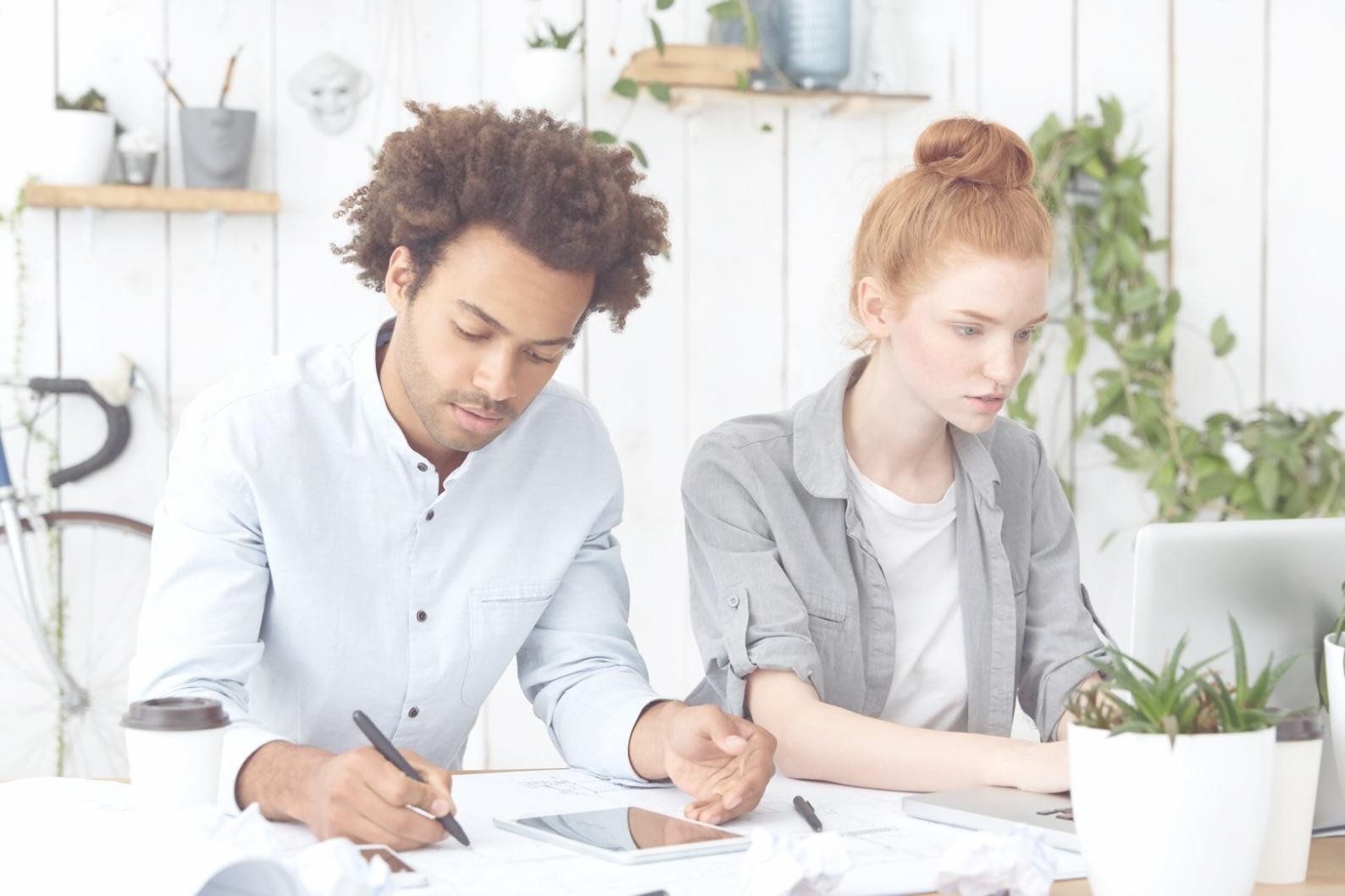 Equipo trabajando en estrategias financieras colaborativas